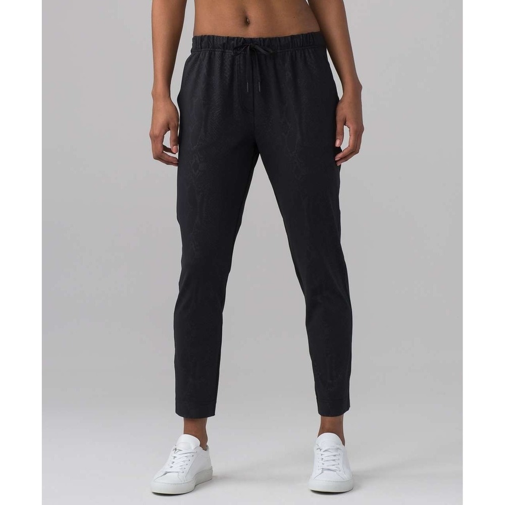 Lululemon Jet Crop Pant Women's 14 Black Desert Snake Embossed Slim Luxtreme 7/8